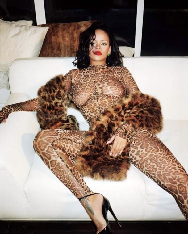Rihanna-nude-topless-hot-sexy-bikini-ScandalPost-18.jpg